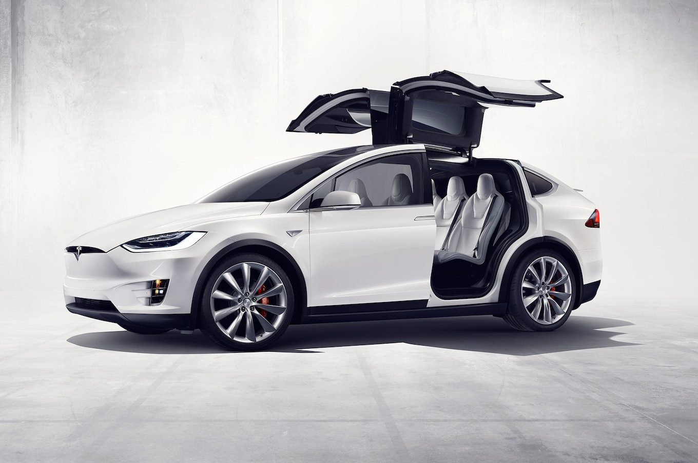 2017-Tesla-Model-X-front-three-quarter-07.jpg