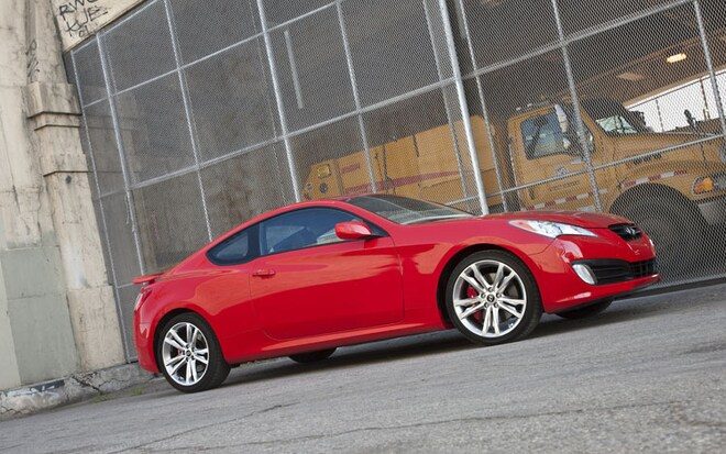 112_0905_19z-2010_hyundai_genesis_coupe_3_8_track-side_view.jpg