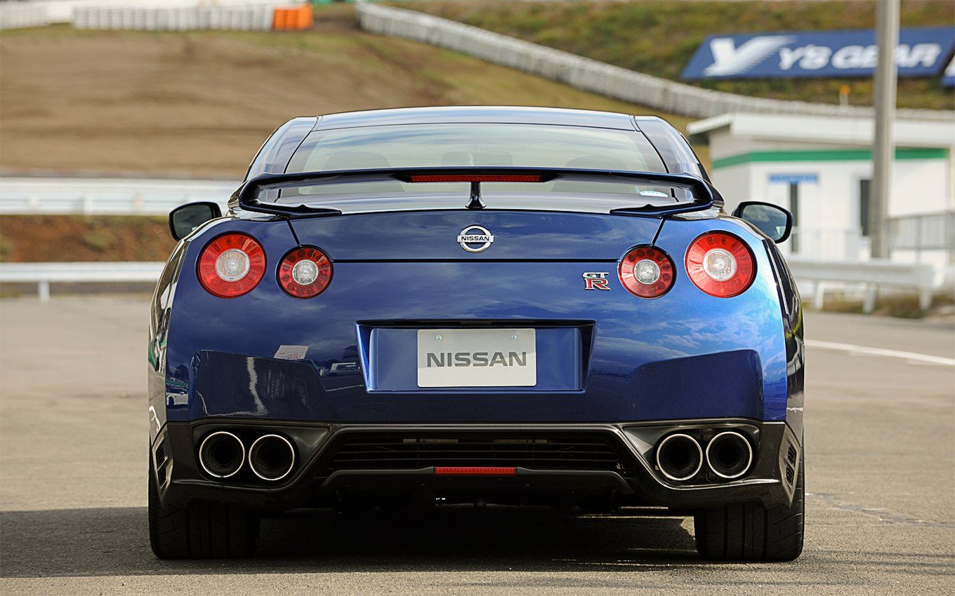2013-nissan-GT-R-rear-view.jpg