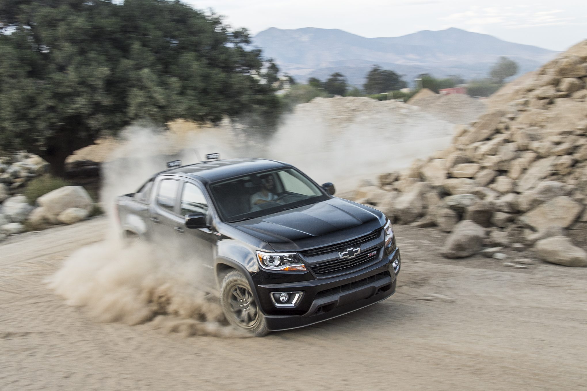 2016-Chevrolet-Colorado-Z71-Duramax-Diesel-front-three-quarter-turn.jpg