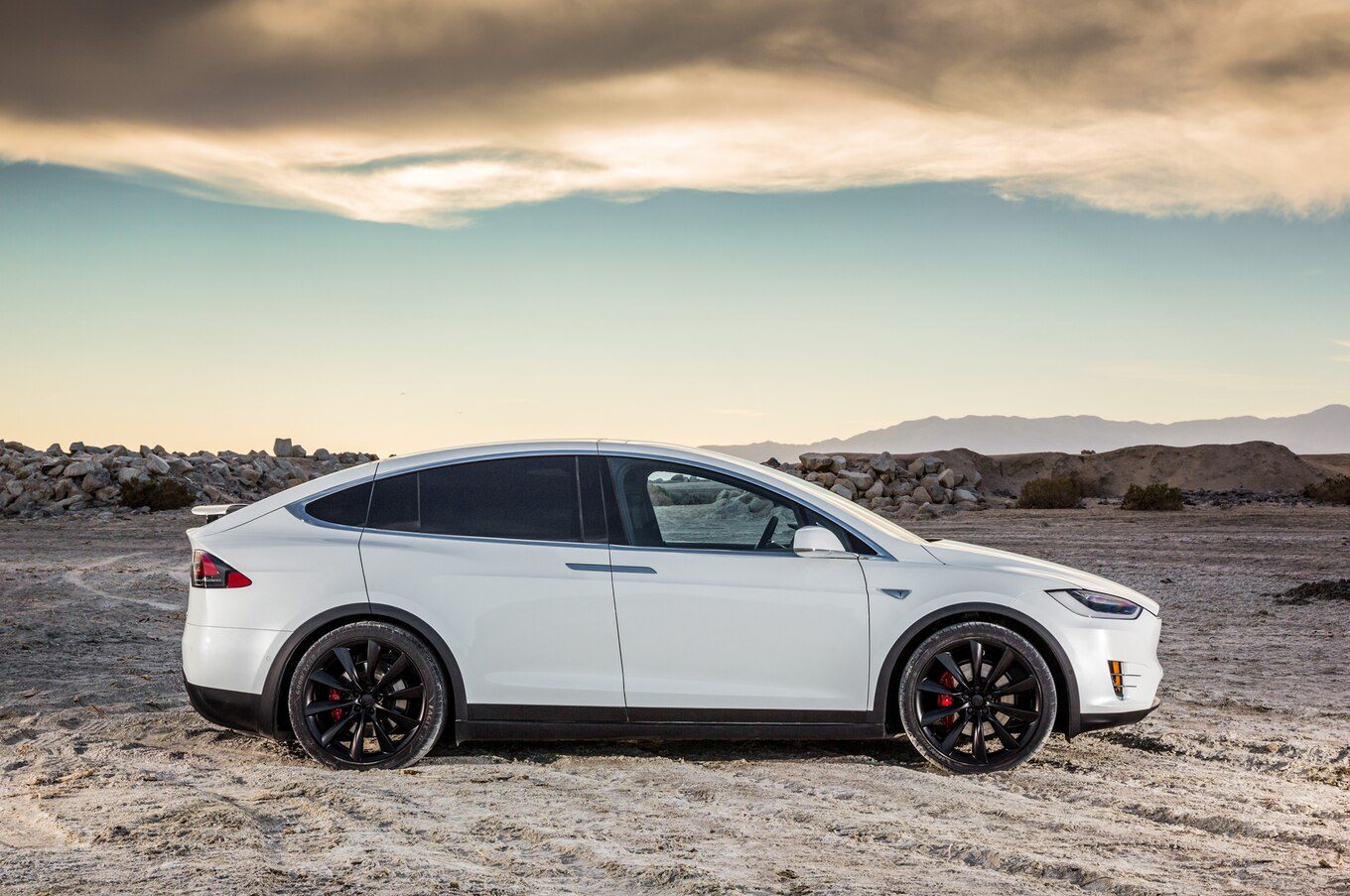 2016-Tesla-Model-X-P90D-side-profile.jpg