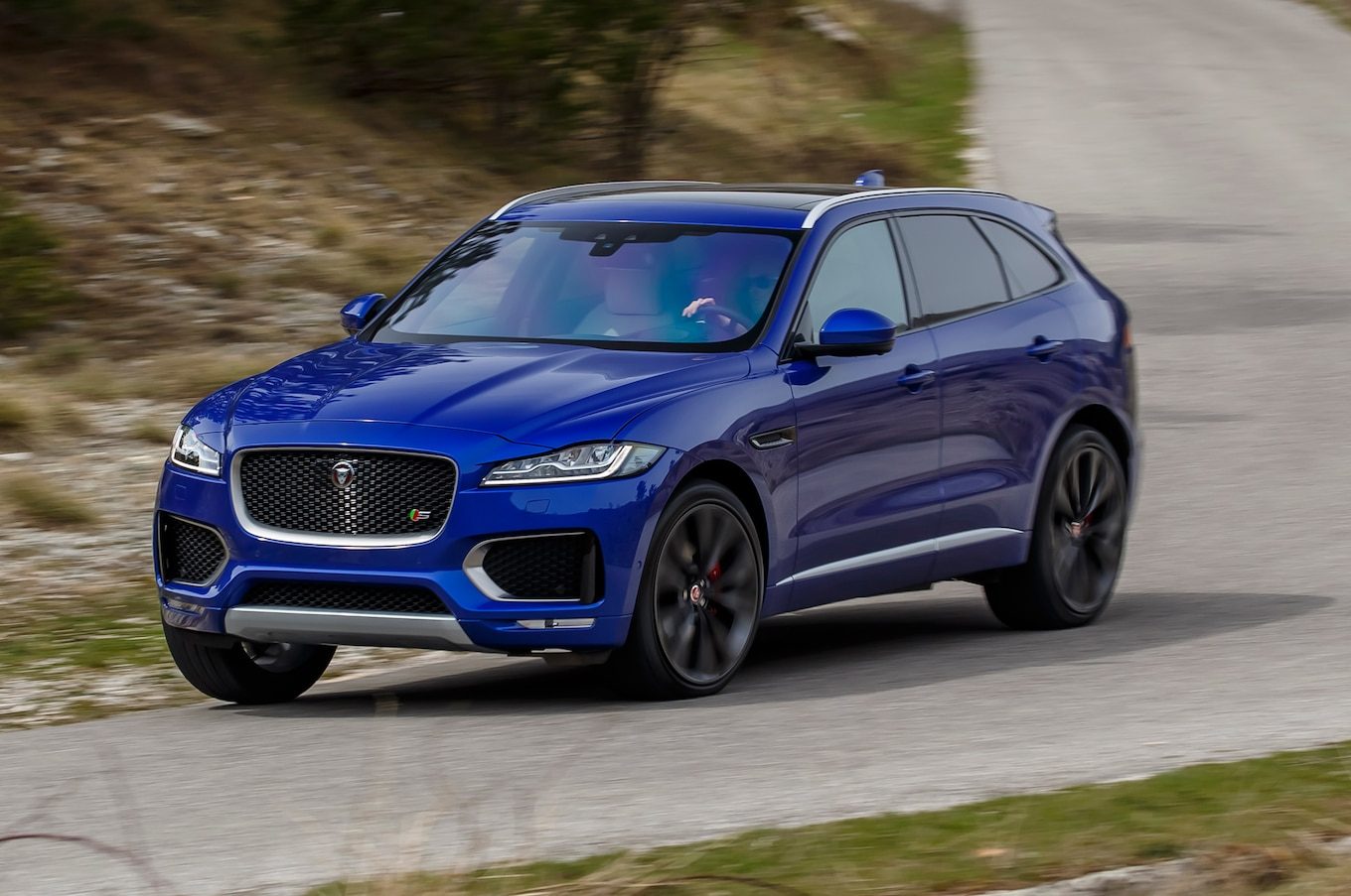 2017-Jaguar-F-Pace-First-Edition-in-motion.jpg