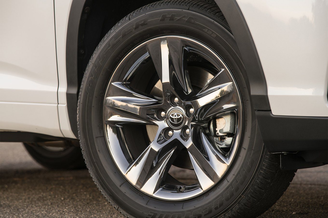 2017-Toyota-Highlander-Hybrid-Limited-rims.jpg