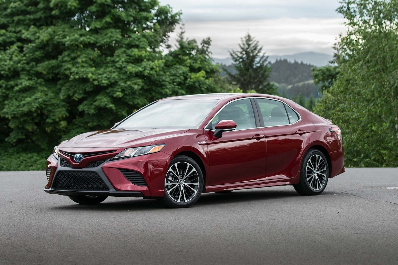 2018-Toyota-Camry-Hybrid-SE-front-three-quarter.jpg