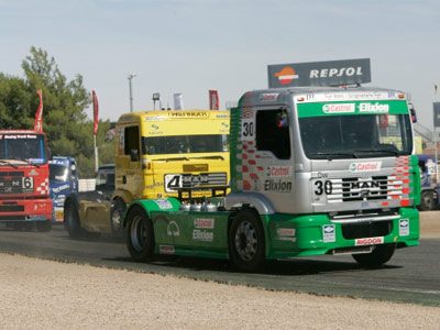 super-truck-racing-2.jpg
