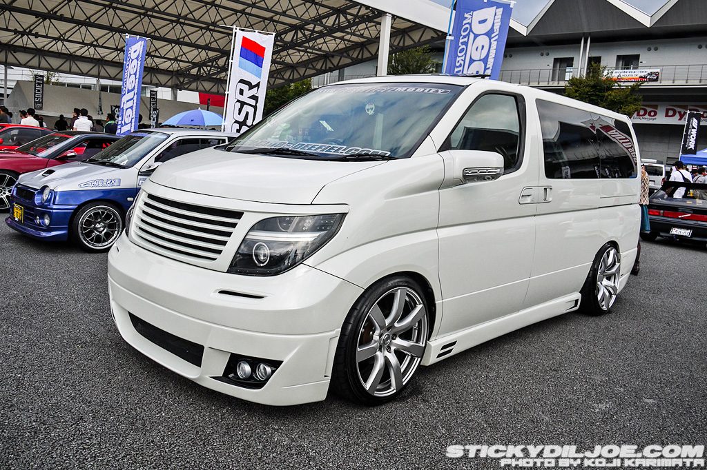 Nissan-Elgrand-E51-Tuning-10.jpg