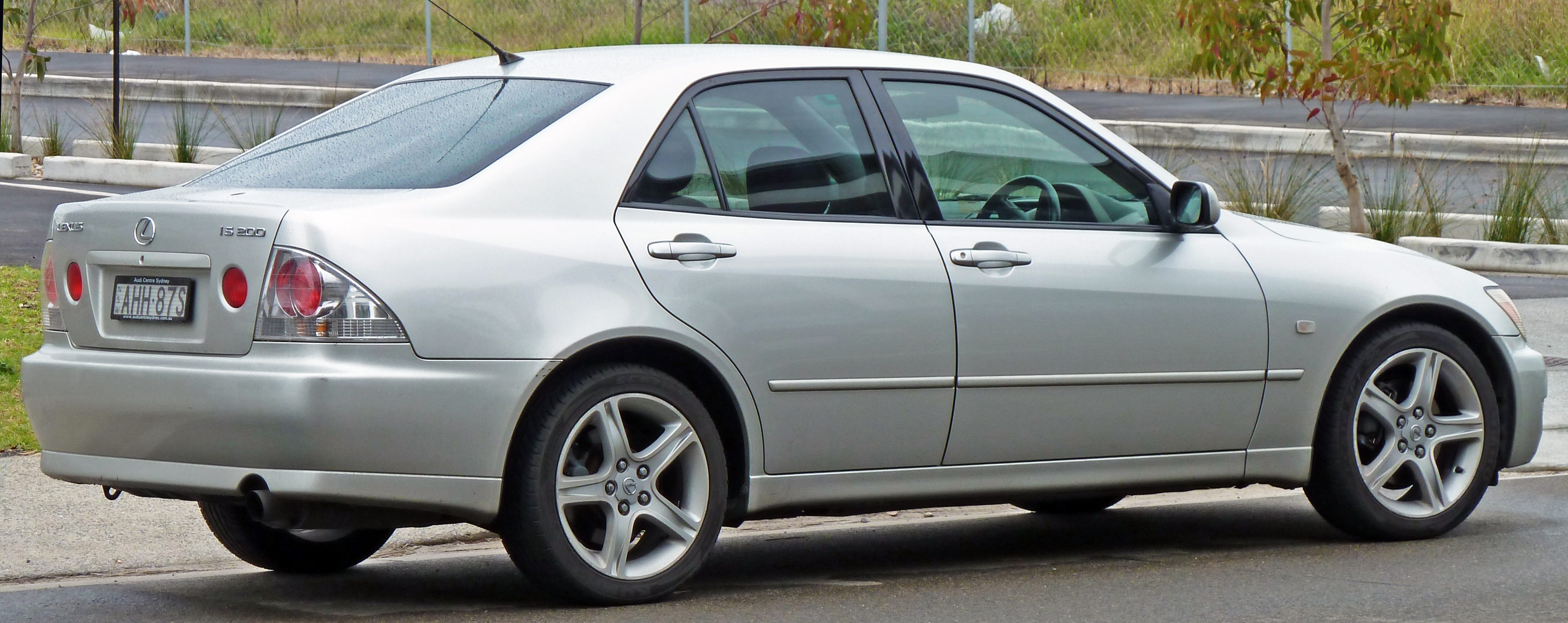 1999-2005_Lexus_IS_200_(GXE10R)_sedan_05.jpg