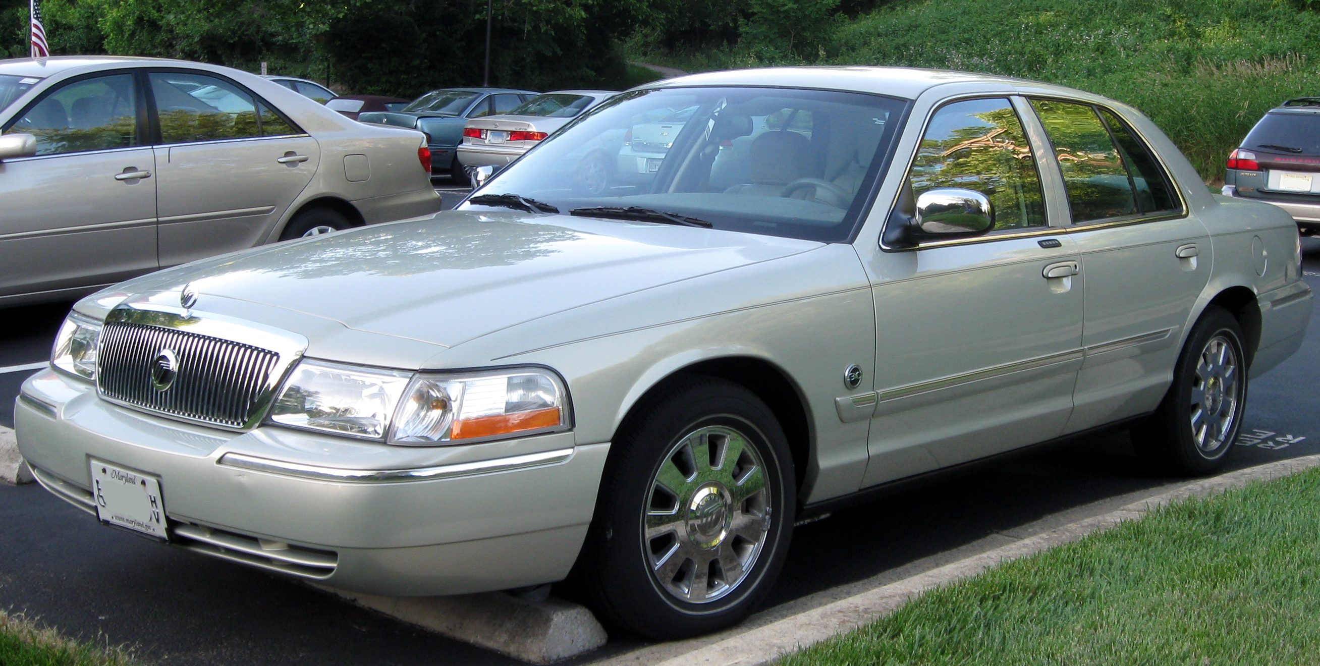 2005_Mercury_Grand_Marquis_30th_Anniversary_Edition_--_06-02-2011.jpg