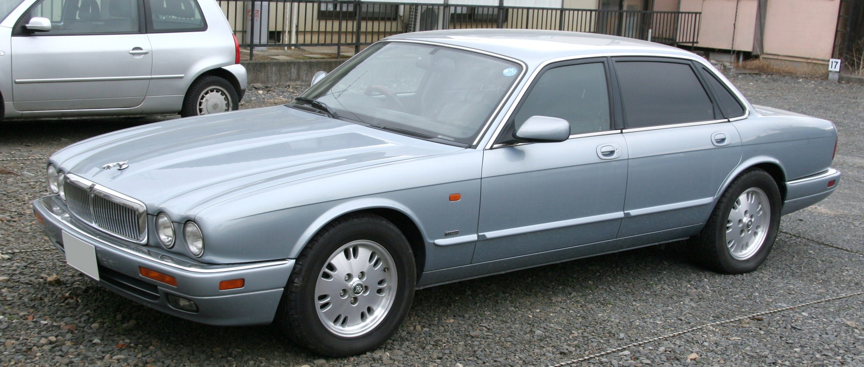 Jaguar_XJ6.jpg