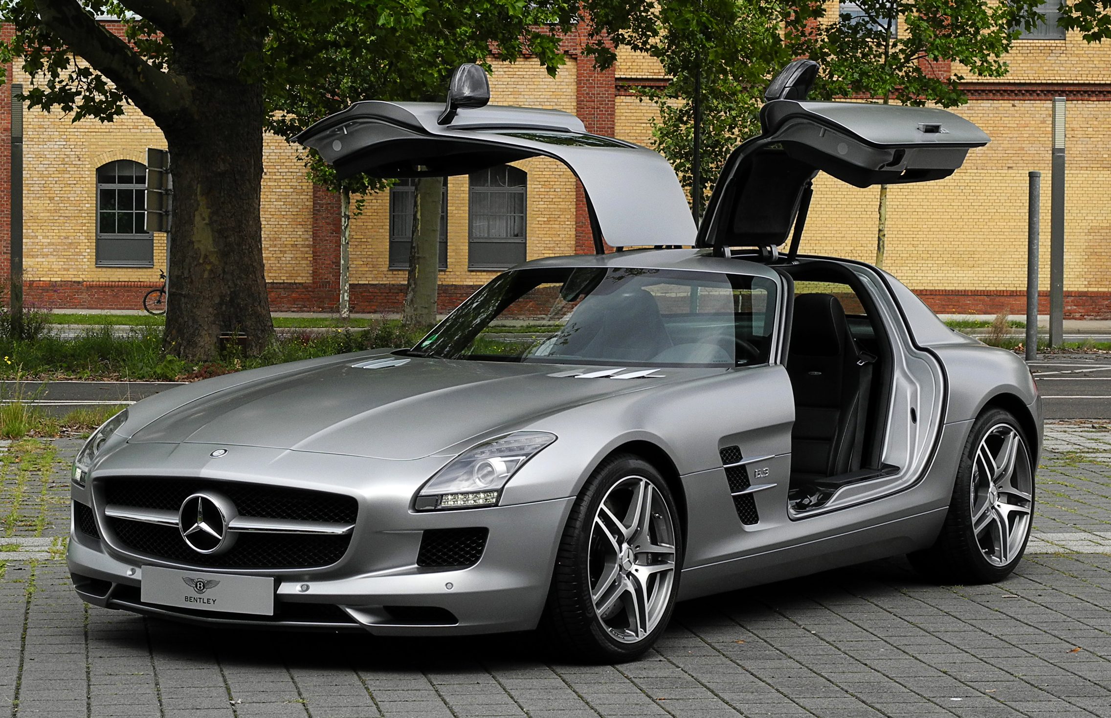 Mercedes-Benz_SLS_AMG_%28C_197%29_%E2%80%93_Frontansicht_ge%C3%B6ffnet,_10._August_2011,_D%C3%BCsseldorf.jpg