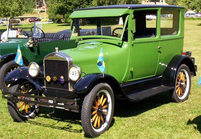 1927_Ford_Model_T_Tudor_Sedan_3.jpg