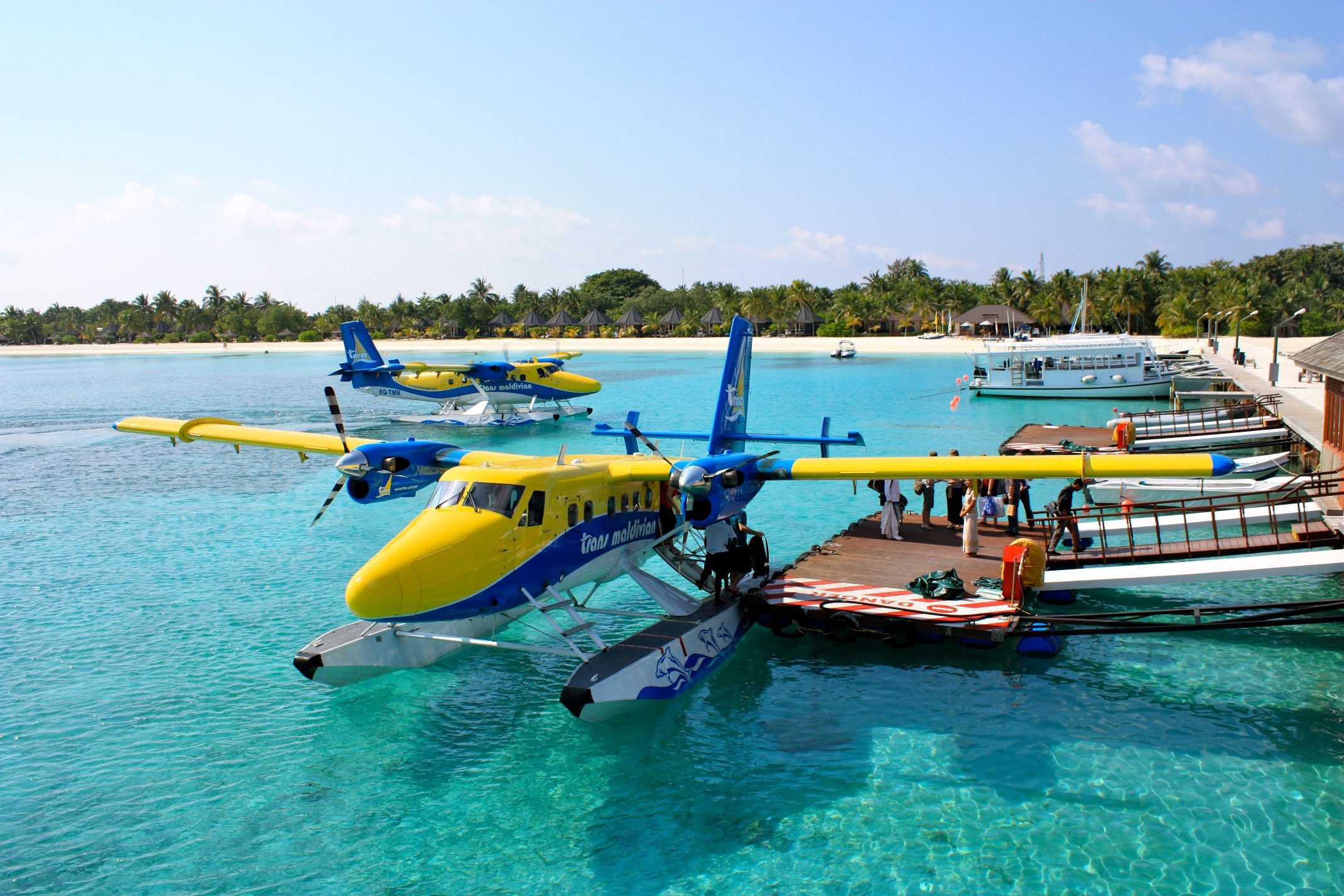 Aircraft_at_Kuredu.JPG