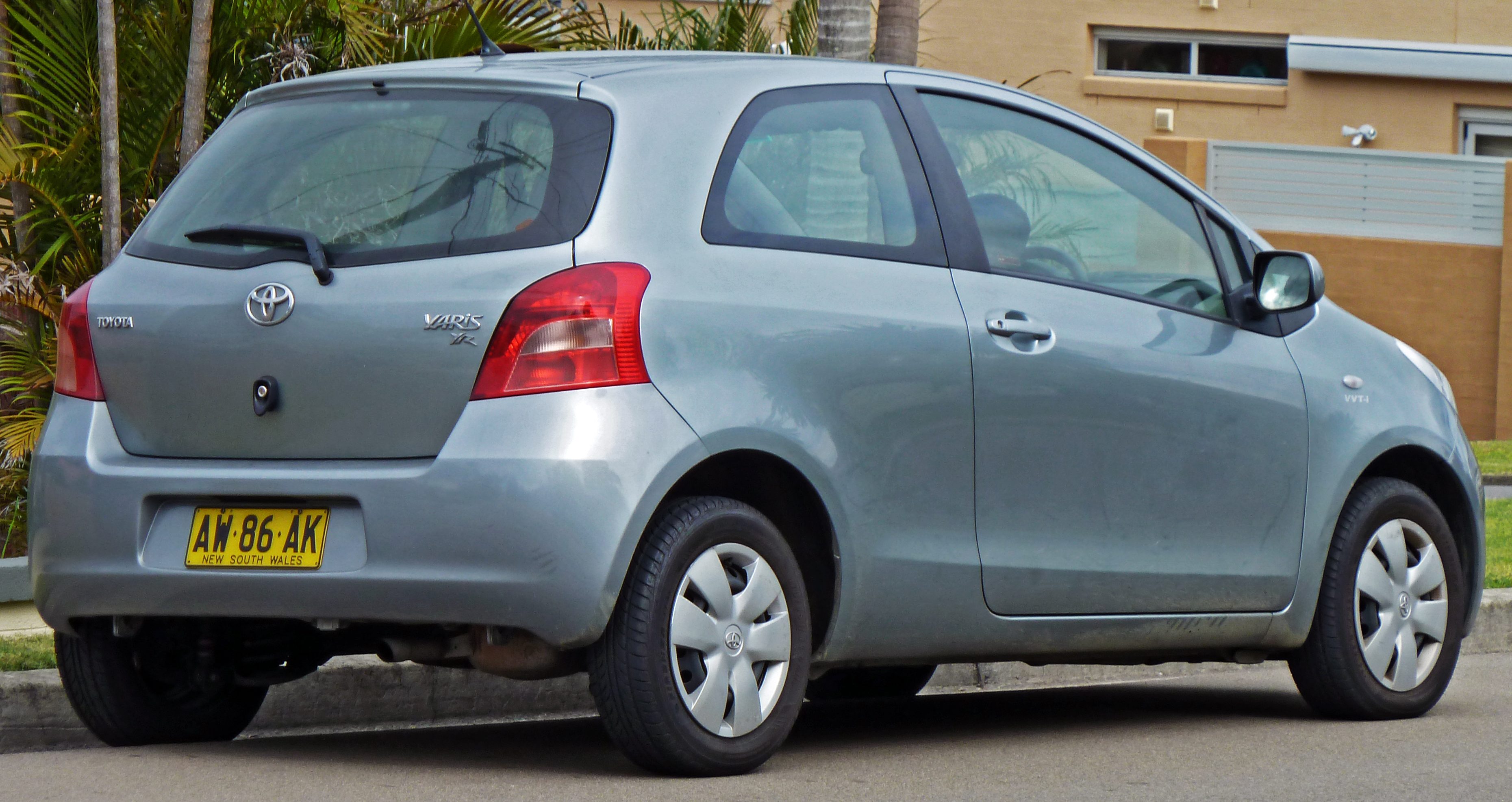 2005-2008_Toyota_Yaris_(NCP90R)_YR_3-door_hatchback_04.jpg