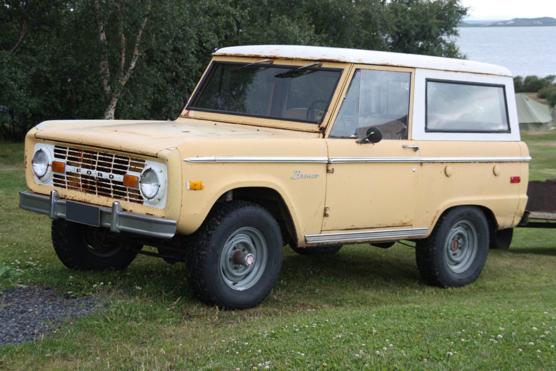 Ford_Bronco_in_Reykjahlid,_Iceland.jpg