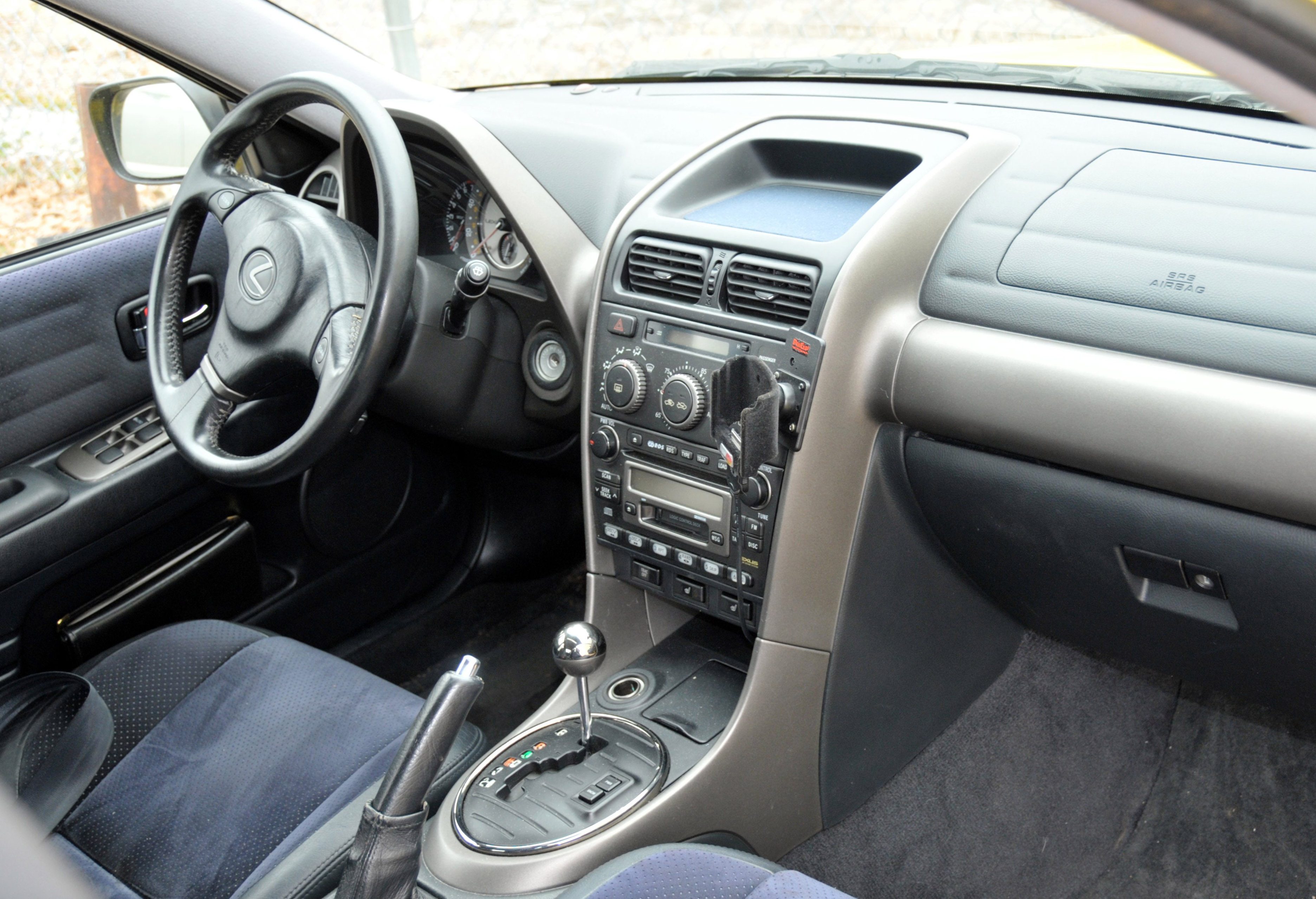 Lexus_IS_300_first_gen_interior.jpg