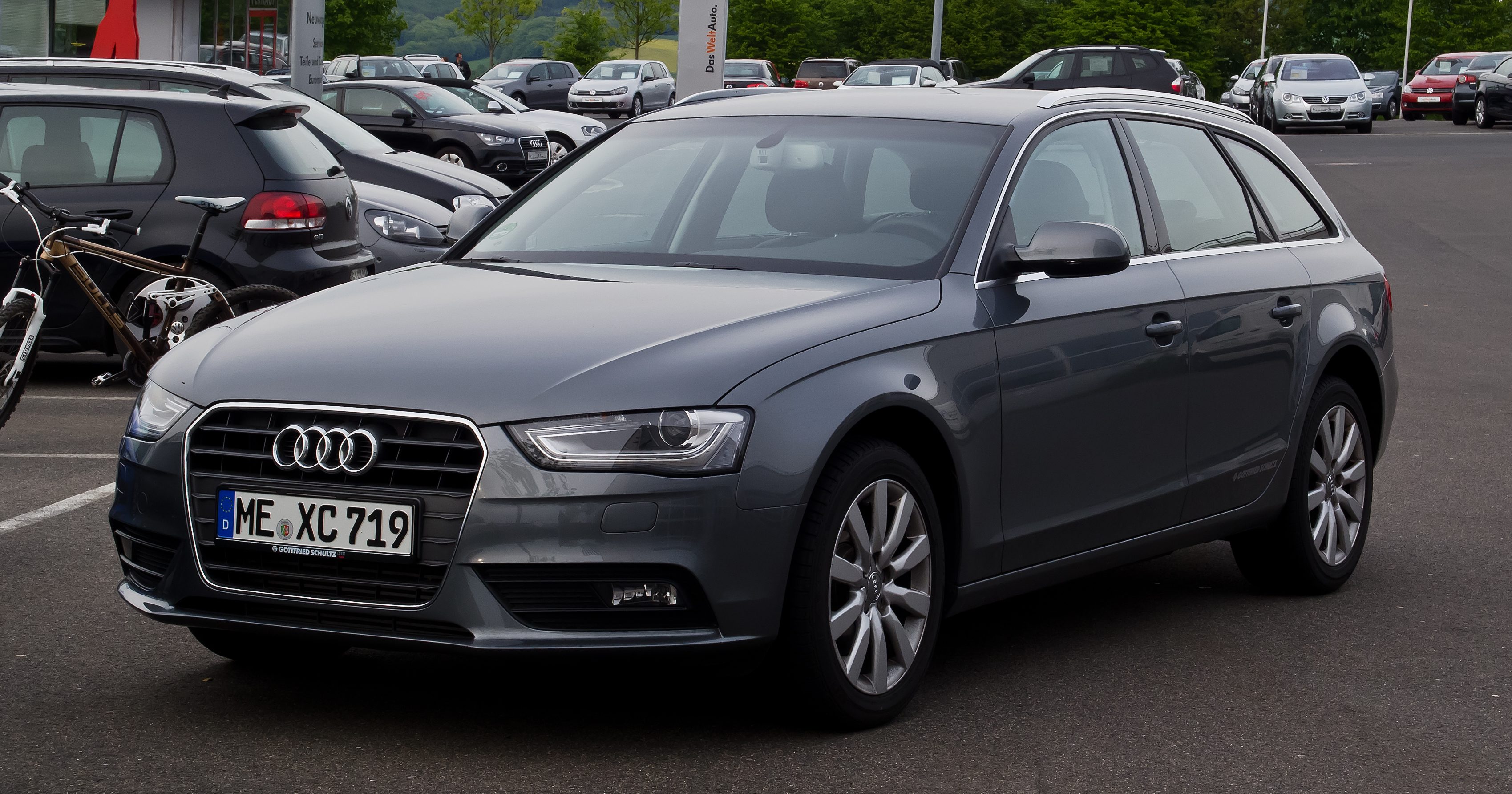 Audi_A4_Avant_2.0_TDI_Ambiente_(B8,_Facelift)_%E2%80%93_Frontansicht,_17._Mai_2012,_Velbert.jpg