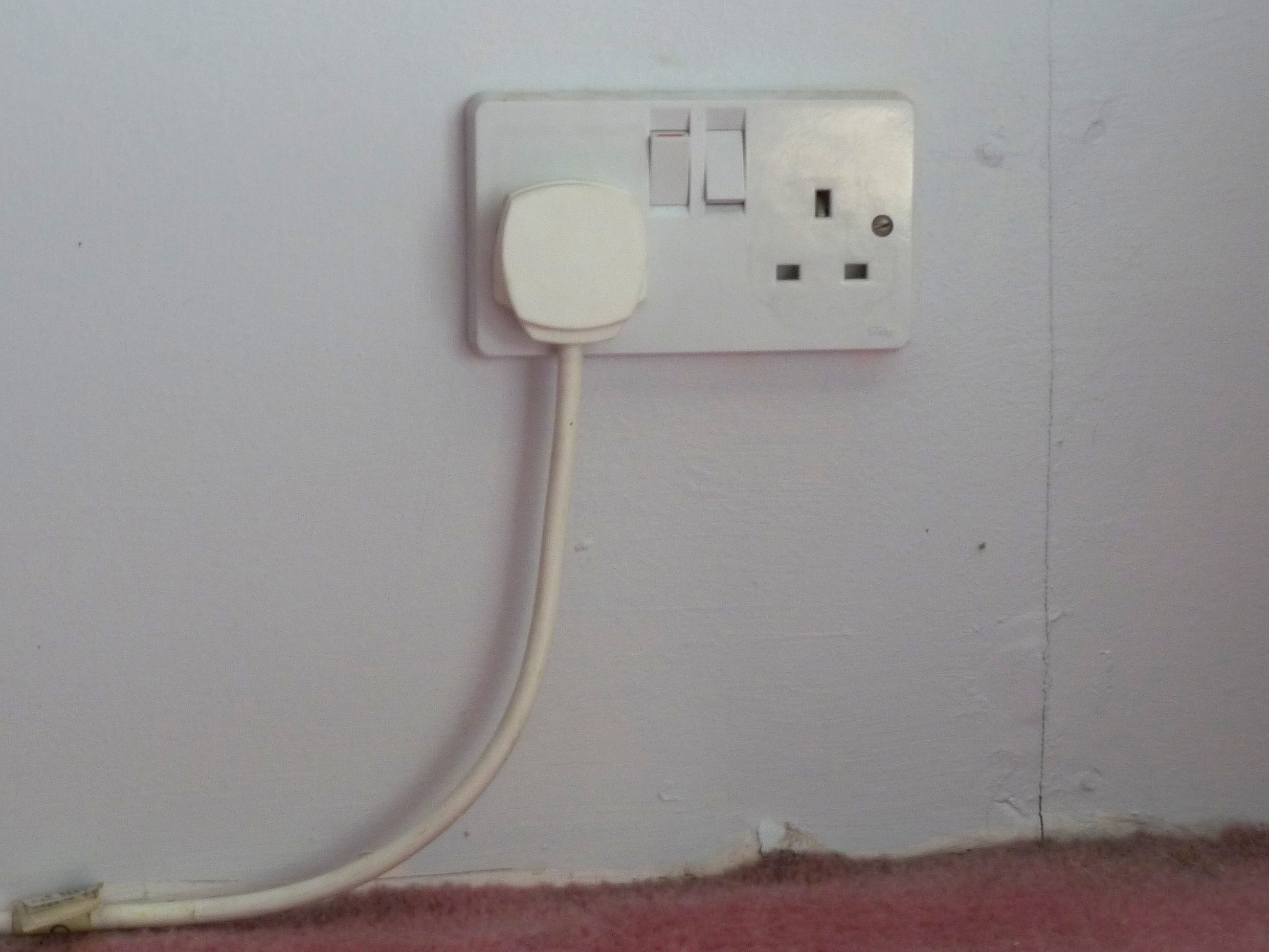 UK_BS1363_double_wall_socket.jpg