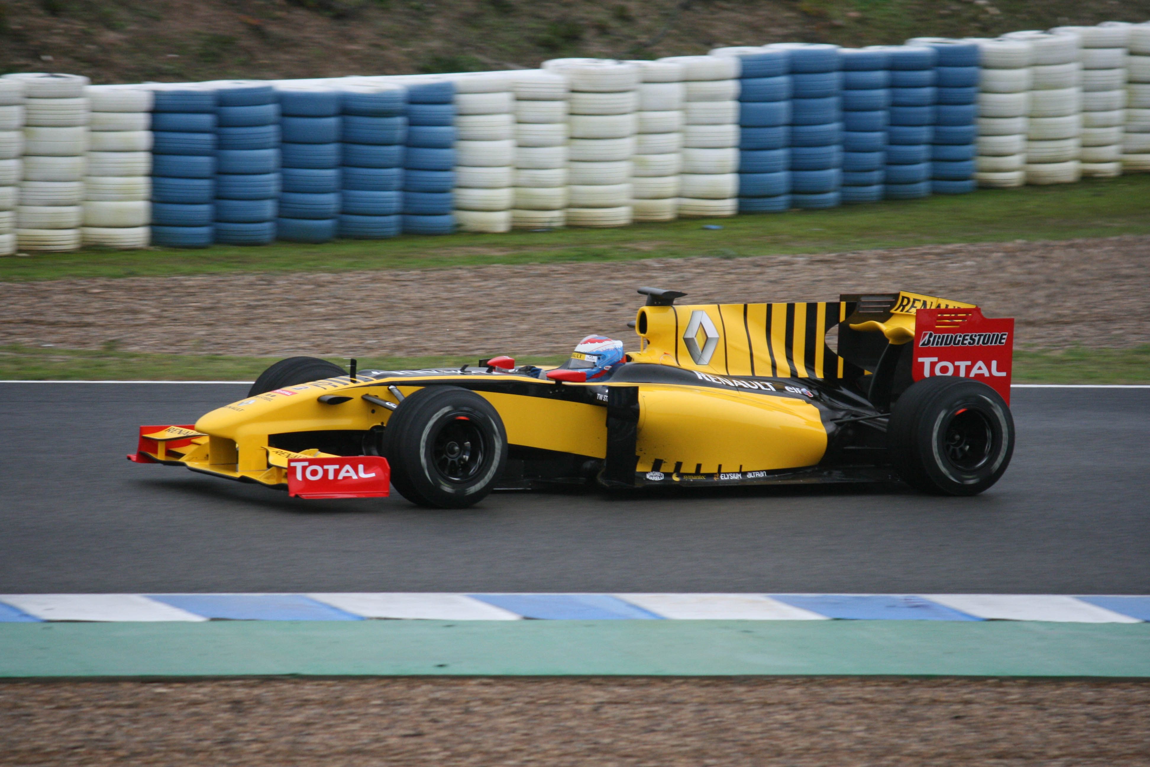 Renault_R30_driven_by_Vitaly_Petrov_tests_at_Jerez_2010.jpg