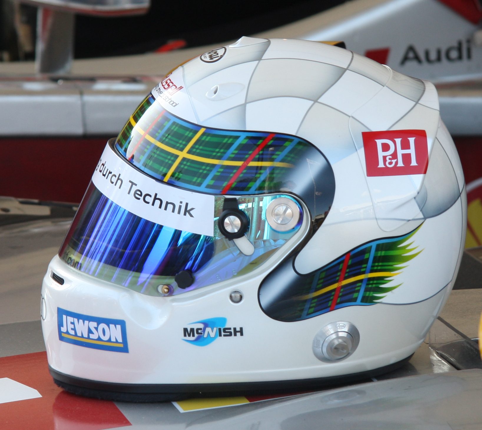 Allan_McNish_Arai_helmet.jpg