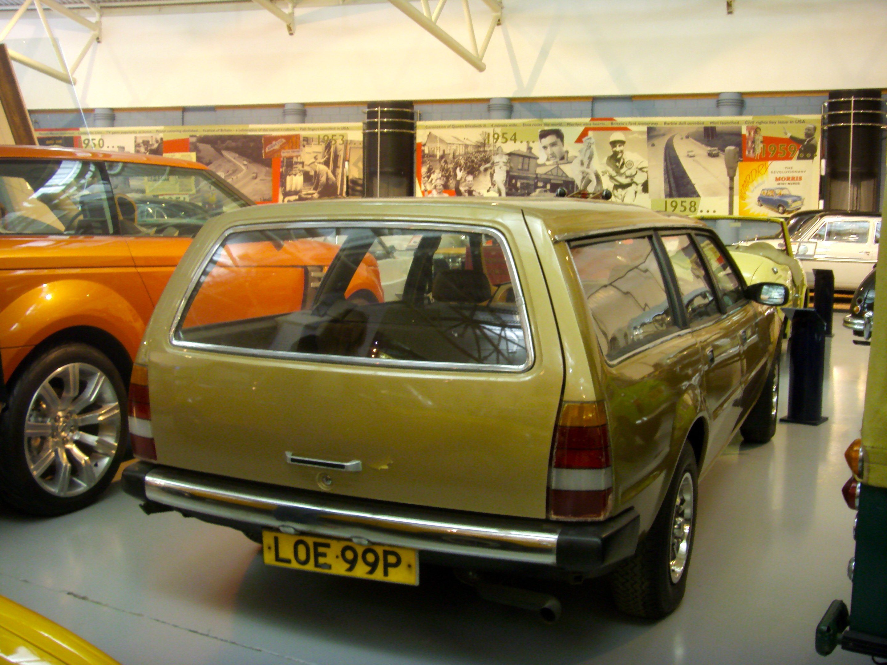 1975_Rover_SD1_Estate_Heritage_Motor_Centre,_Gaydon_%281%29.jpg