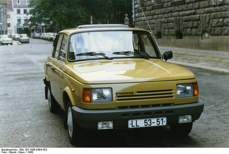 Bundesarchiv_Bild_183-1990-0404-423%2C_Pkw_Wartburg_1.3.jpg