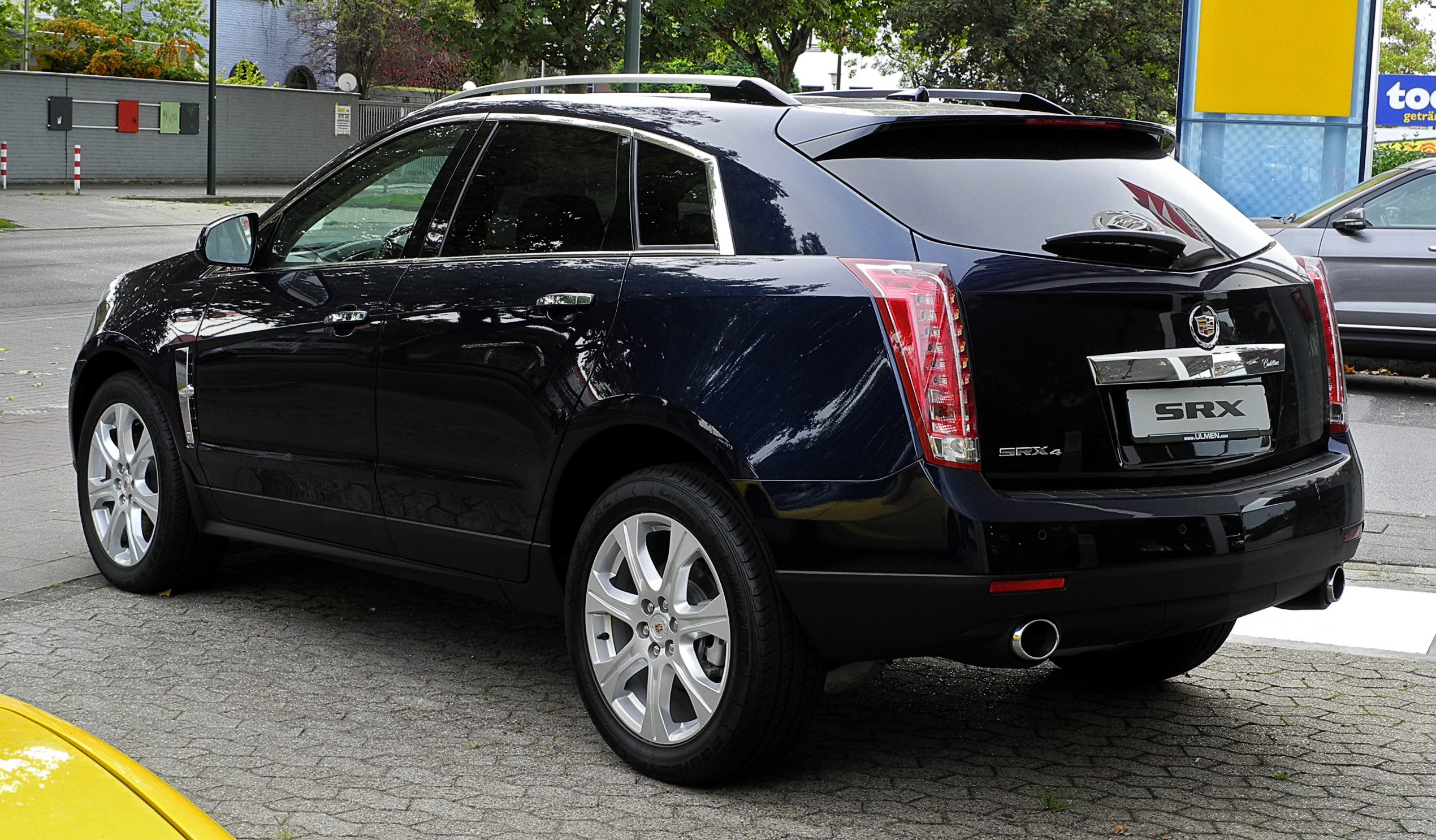 Cadillac_SRX_3.0_V6_AWD_Sport_Luxury_(II)_%E2%80%93_Heckansicht,_10._September_2011,_D%C3%BCsseldorf.jpg