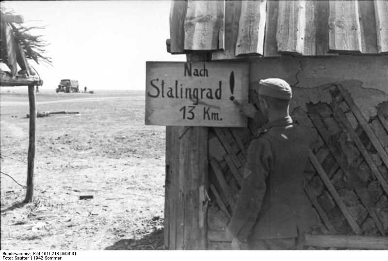 Bundesarchiv_Bild_101I-218-0506-31%2C_Russland-S%C3%BCd%2C_bei_Stalingrad%2C_Hinweisschild.jpg