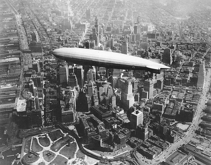 Uss_los_angeles_airship_over_Manhattan.jpg