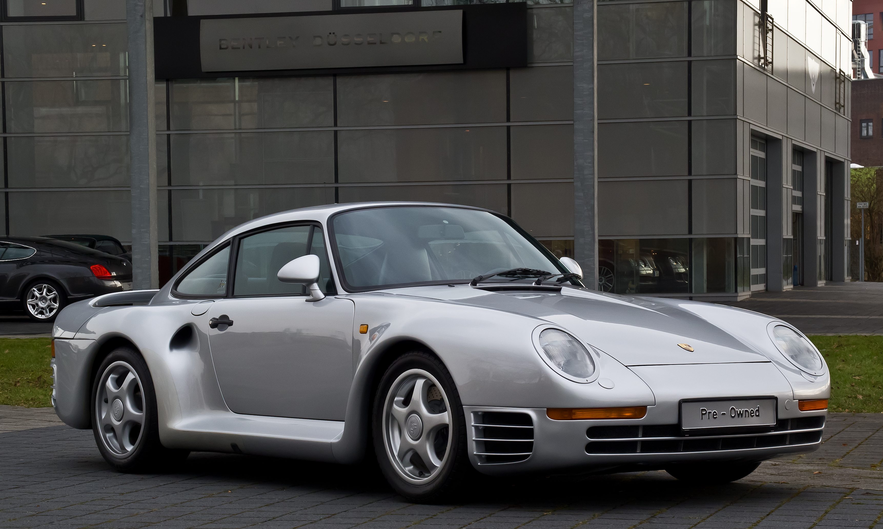Porsche_959_%E2%80%93_Frontansicht_(2),_21._M%C3%A4rz_2013,_D%C3%BCsseldorf.jpg