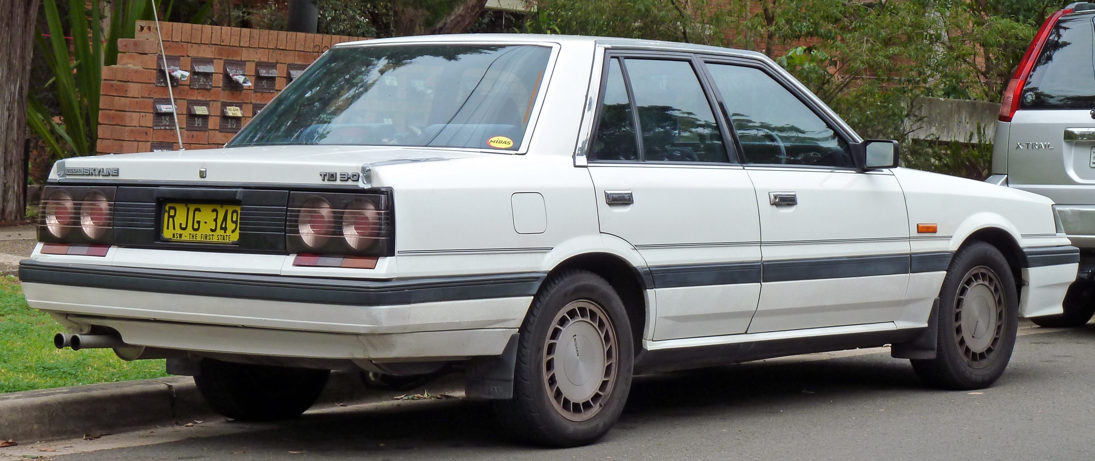 1988-1990_Nissan_Skyline_(R31)_Ti_sedan_02.jpg