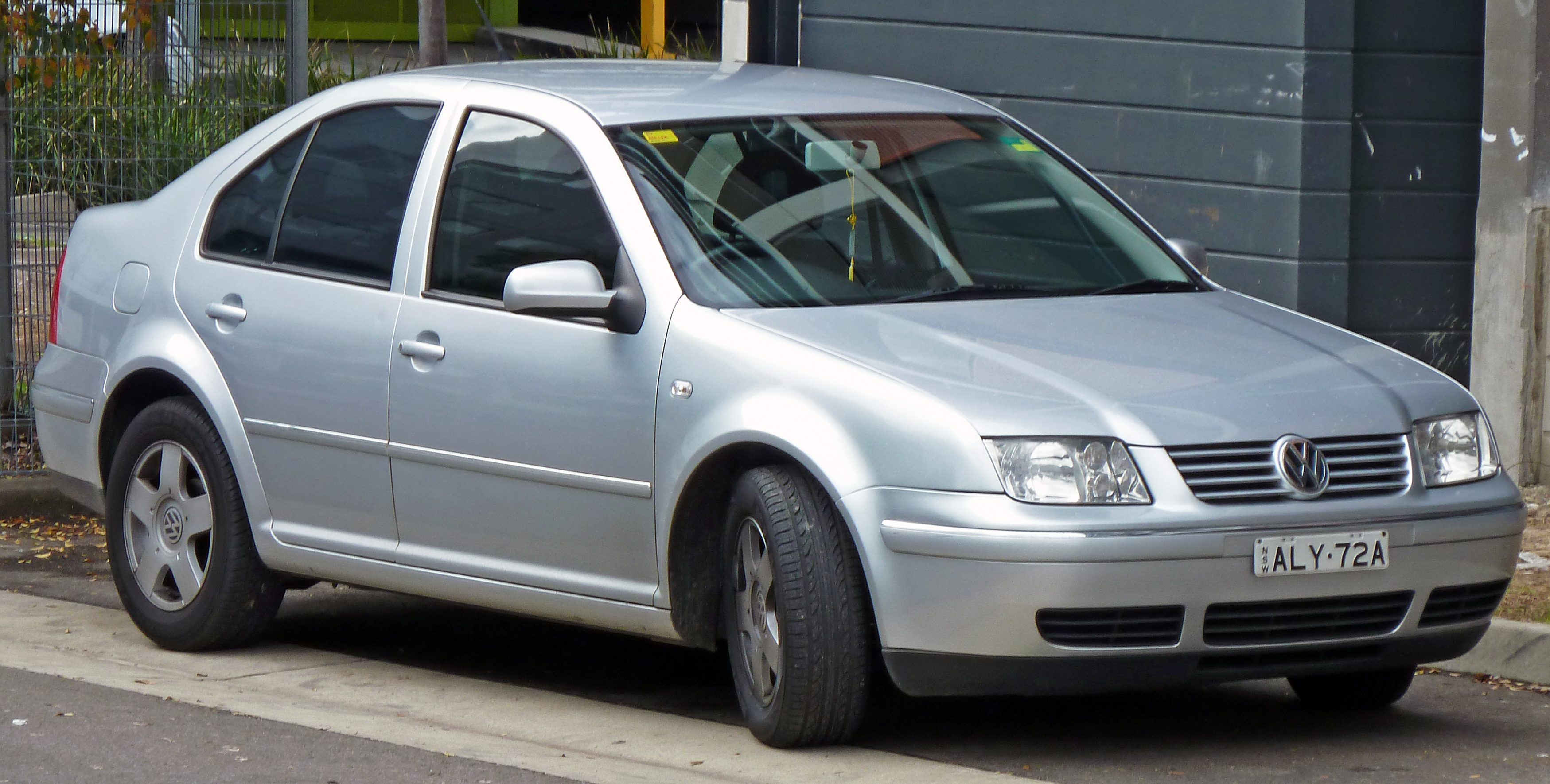 1999-2001_Volkswagen_Bora_(1J)_sedan_01.jpg