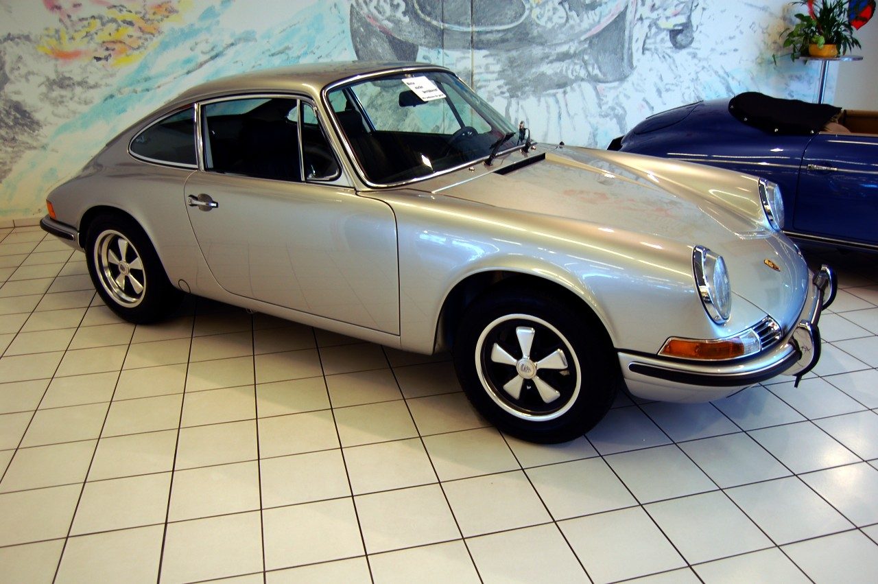 1969_silver_Porsche_911E_coup%C3%A9_Auto_Salon_Singen_Germany.jpg