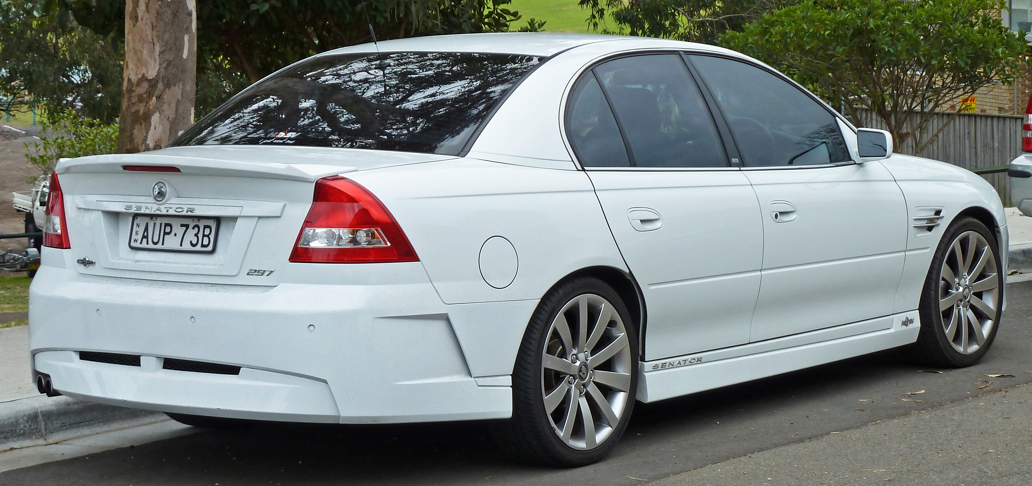 2004-2006_HSV_Senator_(Z_Series)_sedan_02.jpg