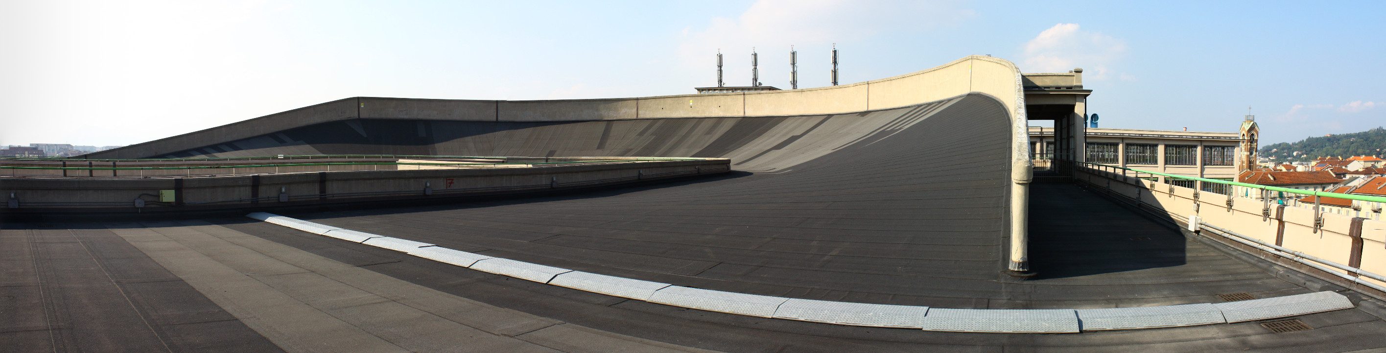 Fiat_Lingotto_Rooftop_Racetrack_2.jpg