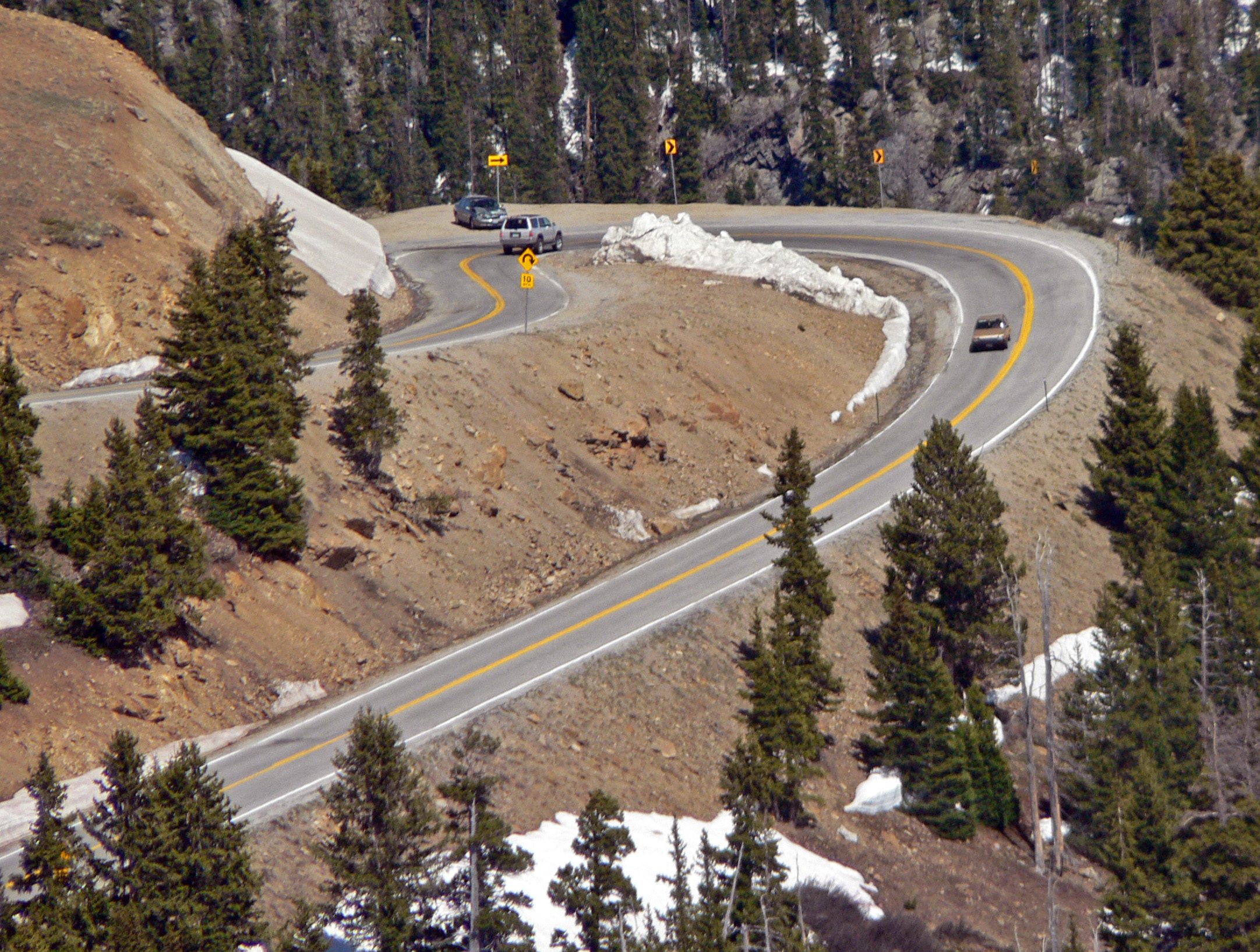 Switchback_on_Colorado_State_Highway_82_east_of_Independence_Pass.jpg