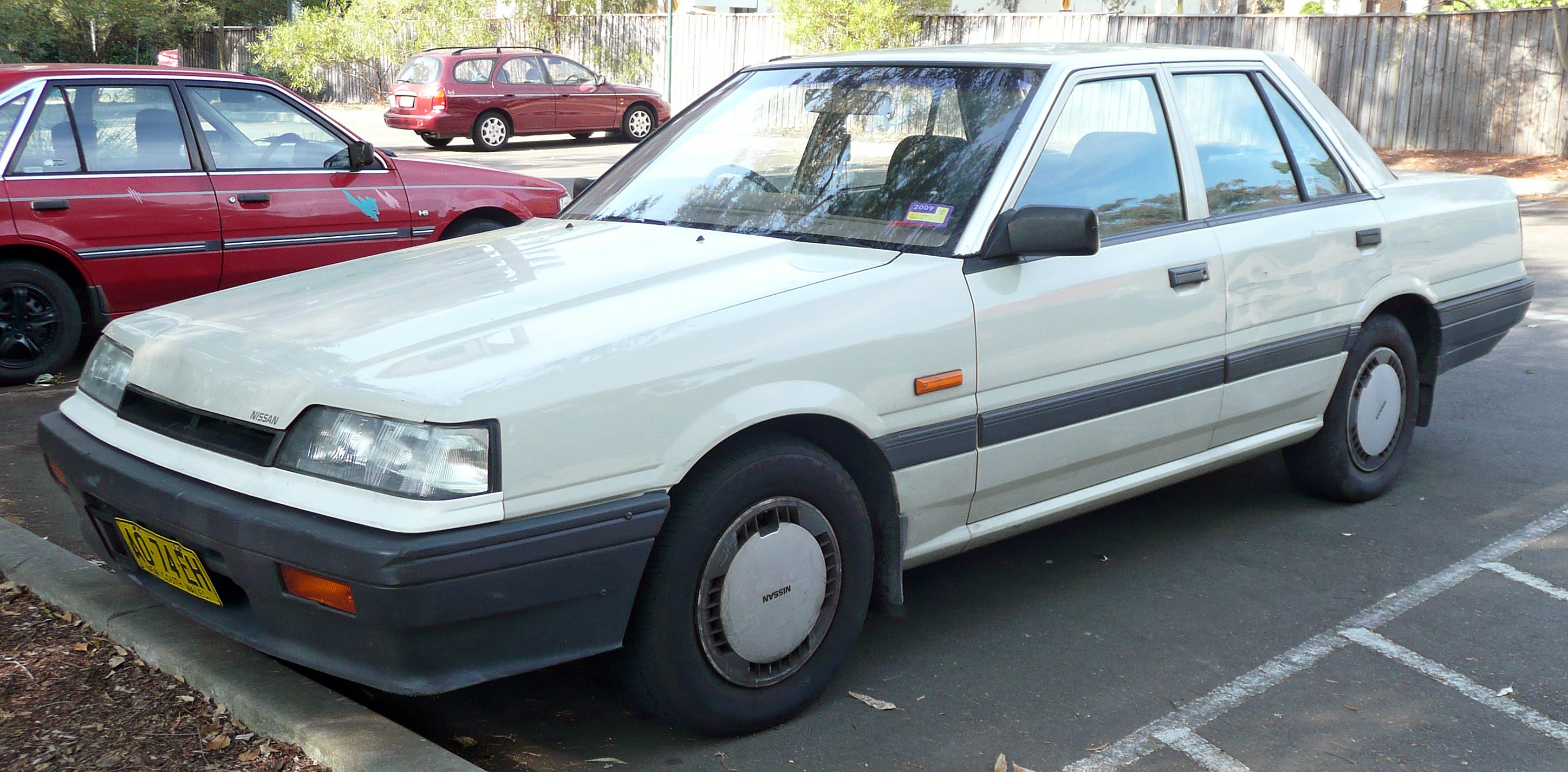 1988-1990_Nissan_Skyline_(R31)_Executive_sedan_03.jpg