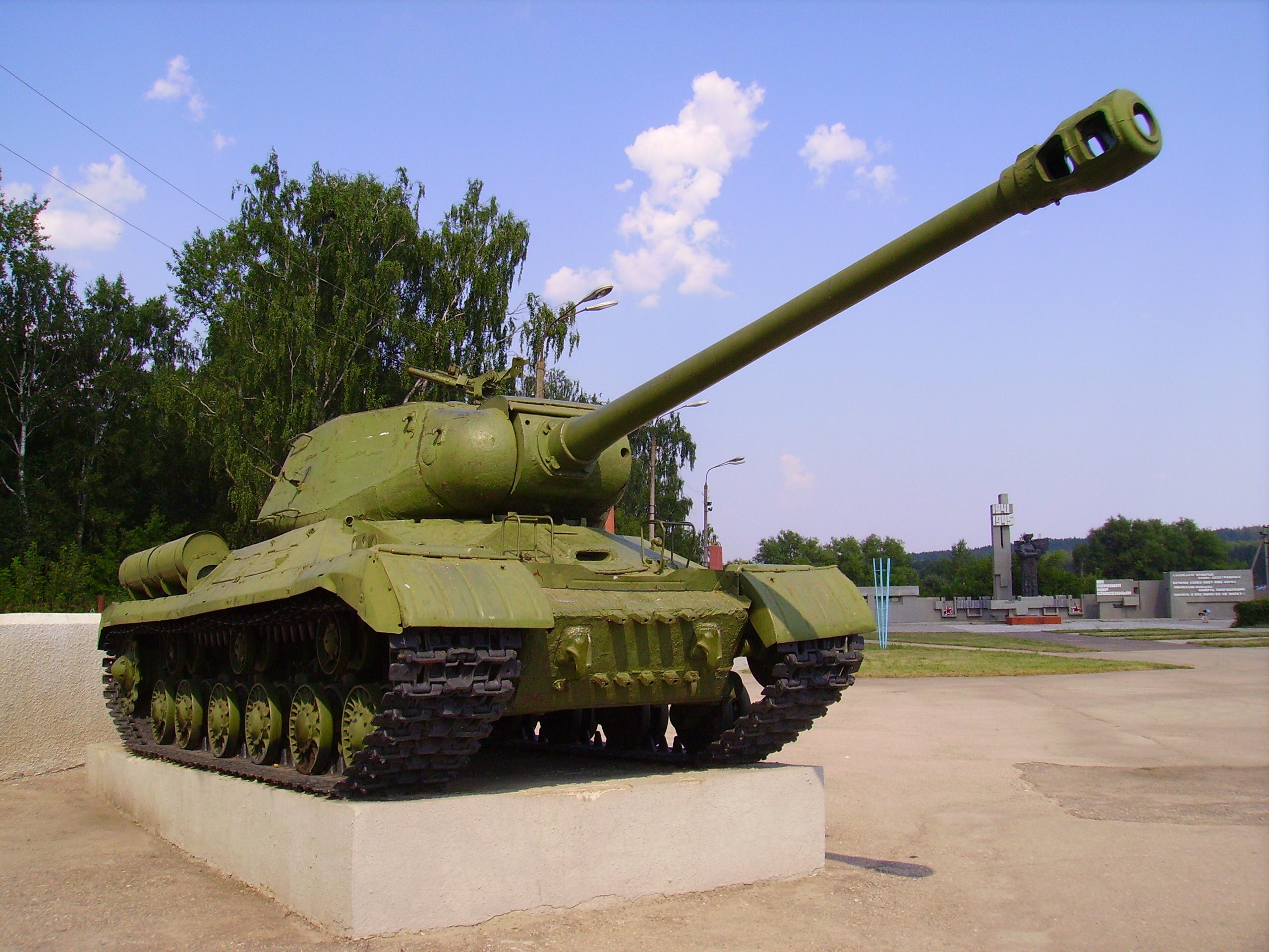 IS-2_tank_Monument_at_WWII_Memorial_in_Shatki.JPG