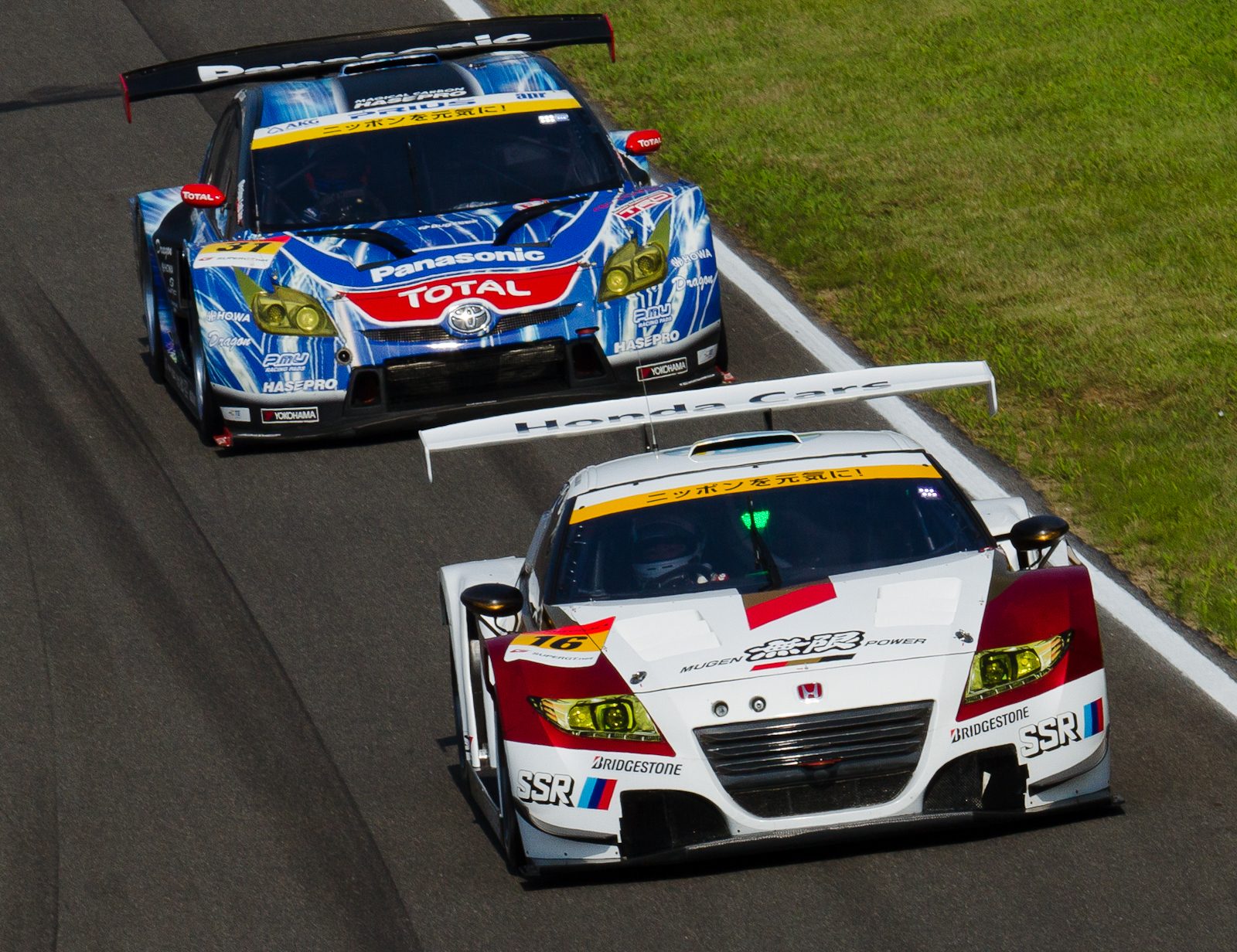 Honda_CR-Z_GT_and_Toyota_Prius_GT_2012_Super_GT_Sugo.jpg