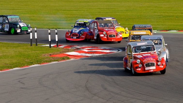 2CV_24_Hour_Race_Snetterton_2009.jpg