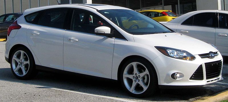 800px-2012_Ford_Focus_Titanium_hatchback_--_07-09-2011_front.jpg