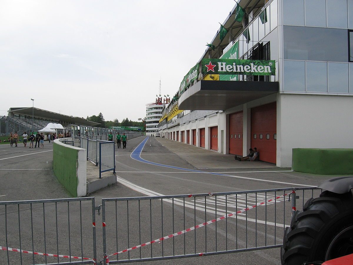 1200px-Imola-pitlane.jpg