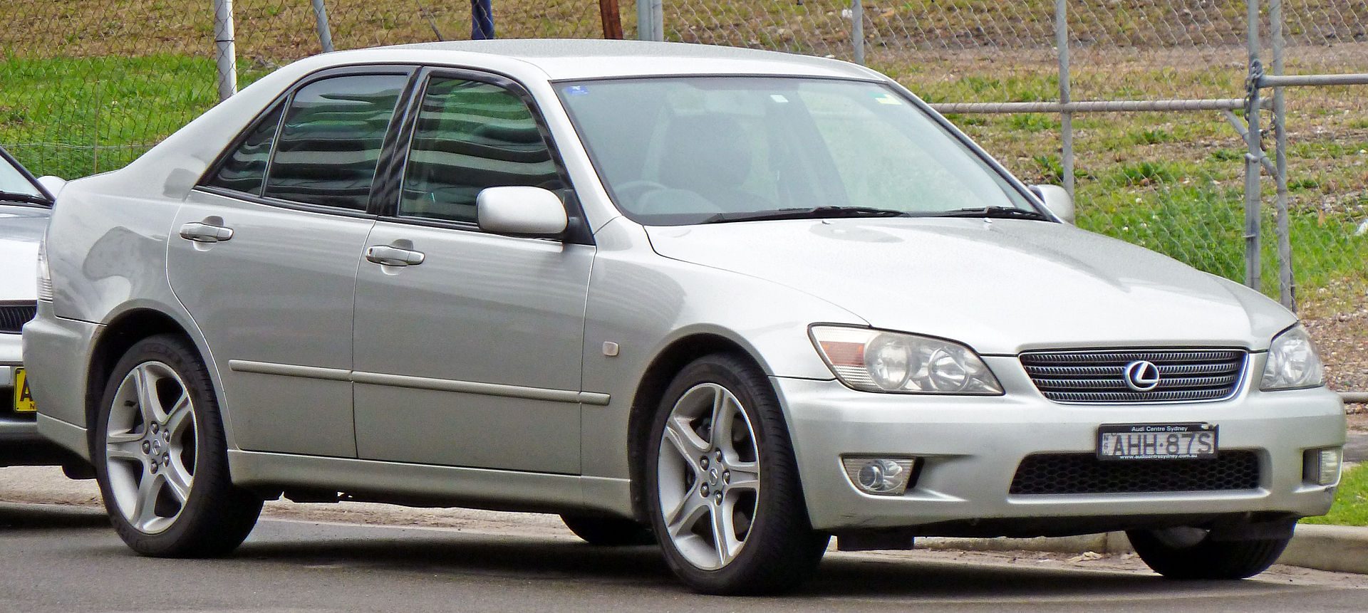 1920px-1999-2005_Lexus_IS_200_%28GXE10R%29_sedan_04.jpg