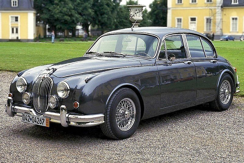 800px-Jaguar_MK_II%2C_Bj_1963_%28Sommer_2000%29_ret.jpg