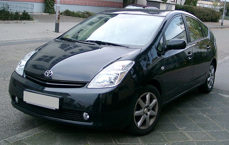 800px-Toyota_Prius_front_20071025.jpg