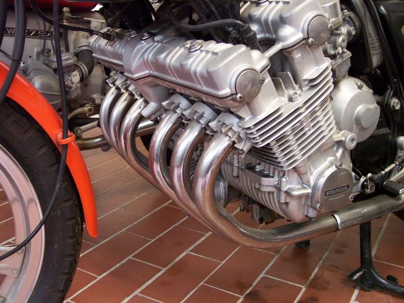 800px-Honda_CBX_Engine_Detail.jpg