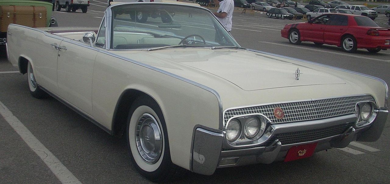 1280px-Lincoln_Continental_Convertible_%28Les_chauds_vendredis_%2710%29.jpg