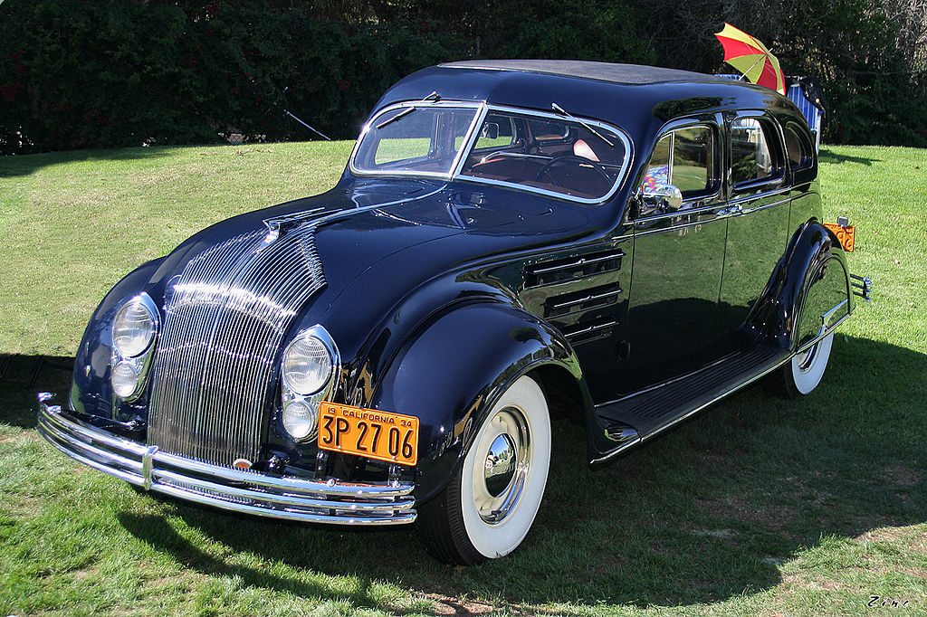 1024px-1934_Chrysler_Airflow_sdn_-_blue_-_fvl.jpg