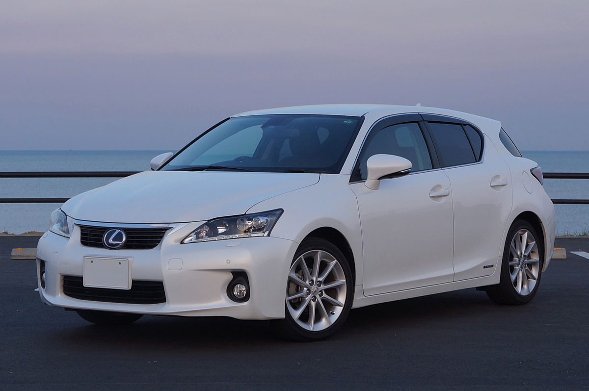 1200px-LEXUS_CT200h_Japan_2011_front.JPG