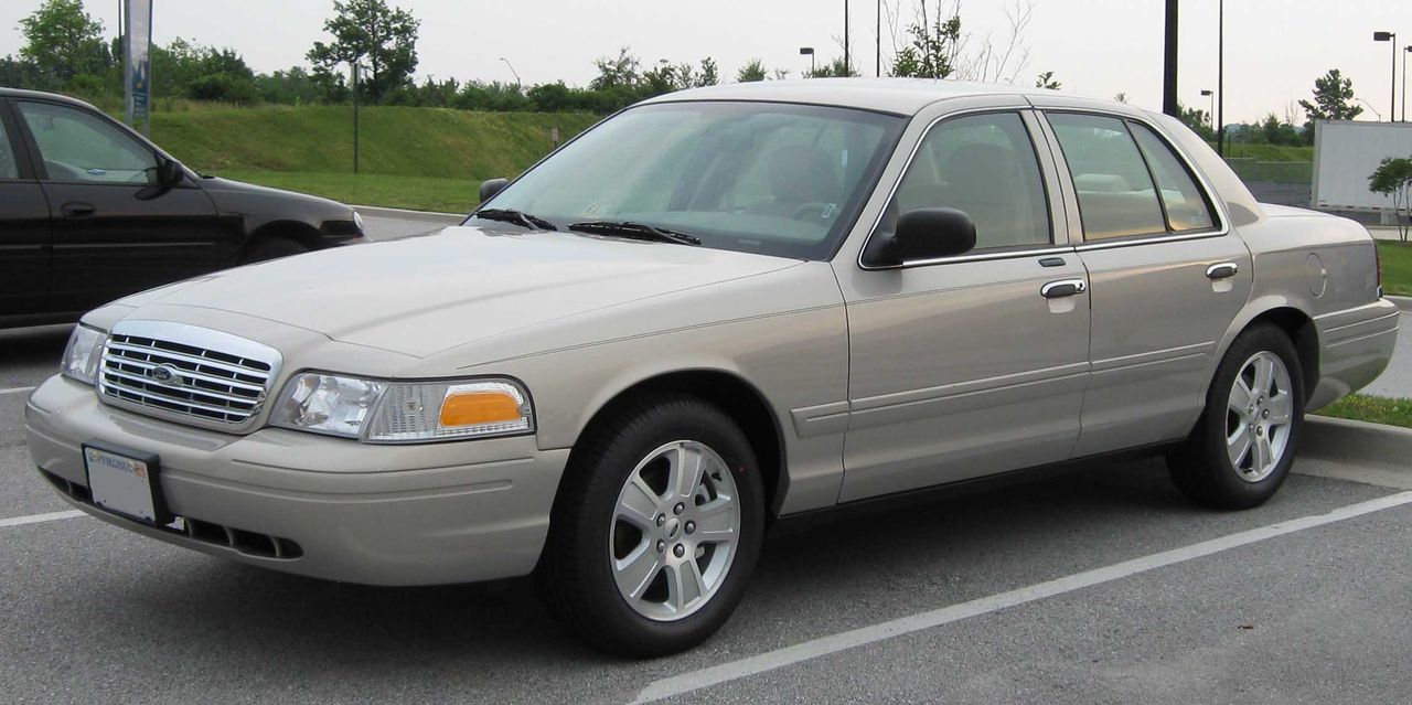 1280px-2007_Ford_Crown_Victoria_LX.jpg