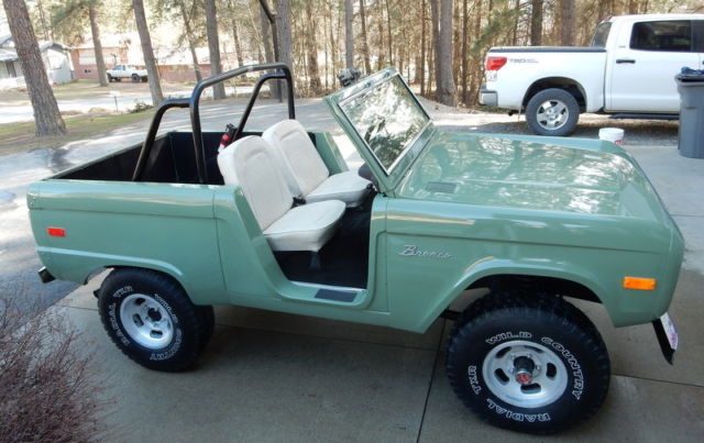 1975-ford-bronco-roadster-4x4-302-v8-automatic-with-hard-top-1.JPG